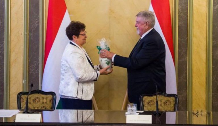 Kásler Miklós egy vázával lepte meg Müller Cecíliát