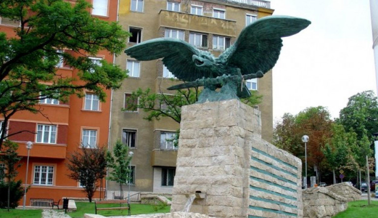 Átminősítenék a XII. kerületi turulszobrot