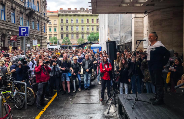 Hegedűs D. Géza az SZFE-demonstráción: Törvénybe akarják iktatni, hogy a mi történetünk nincs többé