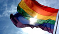 Feljelentik a Pride-ot, mert szivárvány alá tették a Szent Koronát