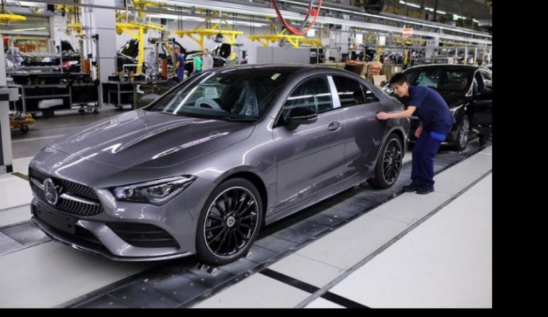 Leállt a termelés, inkább oltanak a Mercedesnél