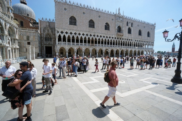 Április 25-től bevezetik a fizetős belépést Velencében