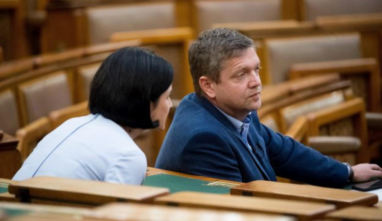 Az MSZP is bevezeti a társelnöki rendszert