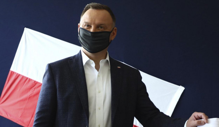 Andrzej Duda nyert a lengyel elnökválasztáson, de a varsói főpolgármesternek még van esélye a második fordulóban