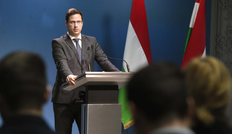 A kormány szerint a főváros direkt nem újítja fel a fideszes kerületek útjait
