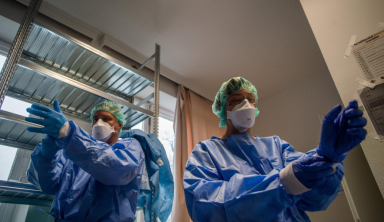 Életveszélyes állapotban van két koronavírusos fiatal a Korányiban