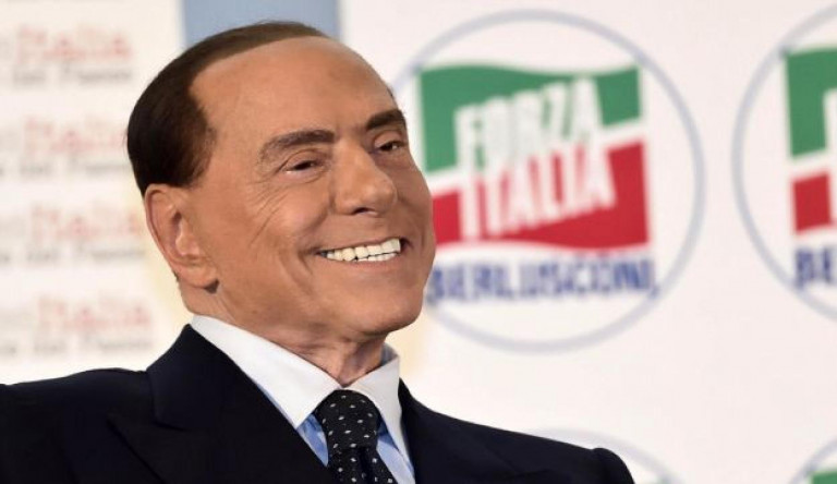 Silvio Berlusconi nem vonul vissza