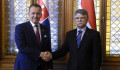 A Fidesz egyszerűen imádja a diplomatolvajokat: most Kövér pusziszkodott az egyikkel