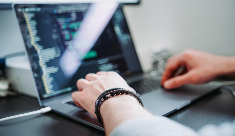 Részletek derültek ki az állami informatikus kézpésről