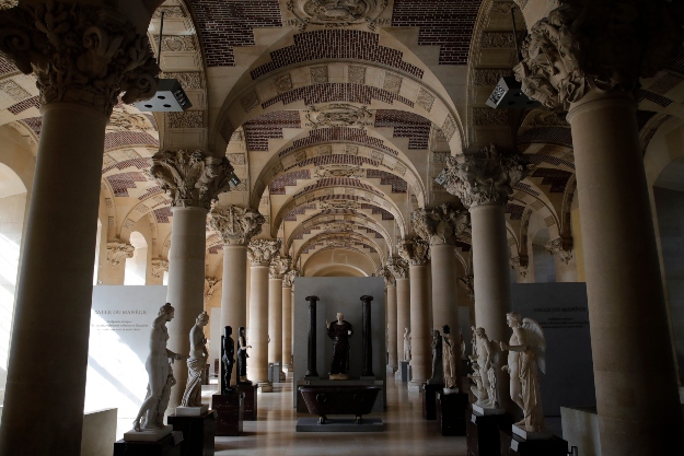 A Michelangelo-galéria a párizsi Louvre múzeumban a létesítmény sajtóbejárása alatt, 2020. június 23-án.