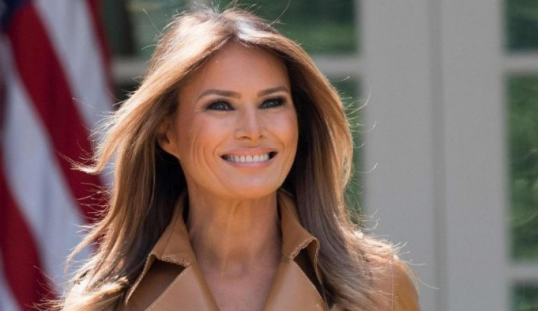 Felgyújtották Melania Trump szobrát Szlovéniában