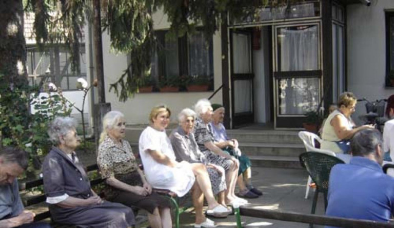 500 ezer forintos juttatást javasol az MSZP a szociális dolgozóknak 