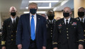 Trump több hónap ellenállás után először mutatkozott nyilvánosan maszkban