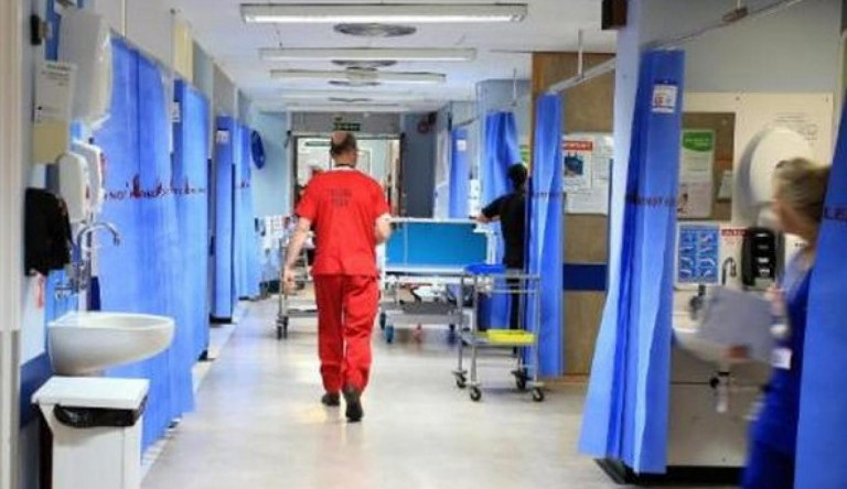 Három év börtönbüntetésre ítélték a férfit, aki a veszélyhelyzet alatt sértegette a kórházi dolgozókat