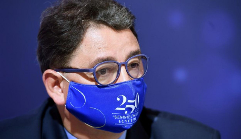 Merkely Béla: zárt térben újra maszkot kellene hordani
