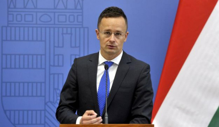 Szijjártó piros jelzésű országokban turnézik 