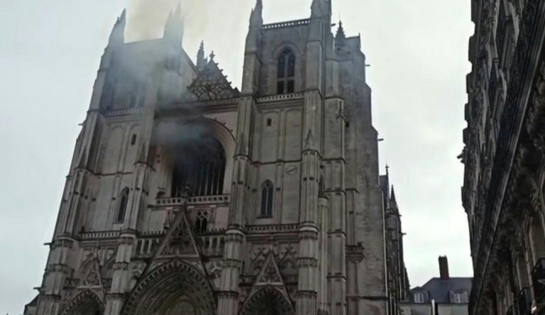 Tűz ütött ki a franciaországi Nantes székesegyházában