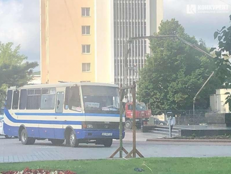 Túszdráma Ukrajnában: fegyveres térített el egy buszt 20 túszt ejtve