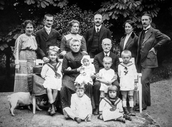 Generációk egymás hegyén-hátán (családi fotó 1914-ből)