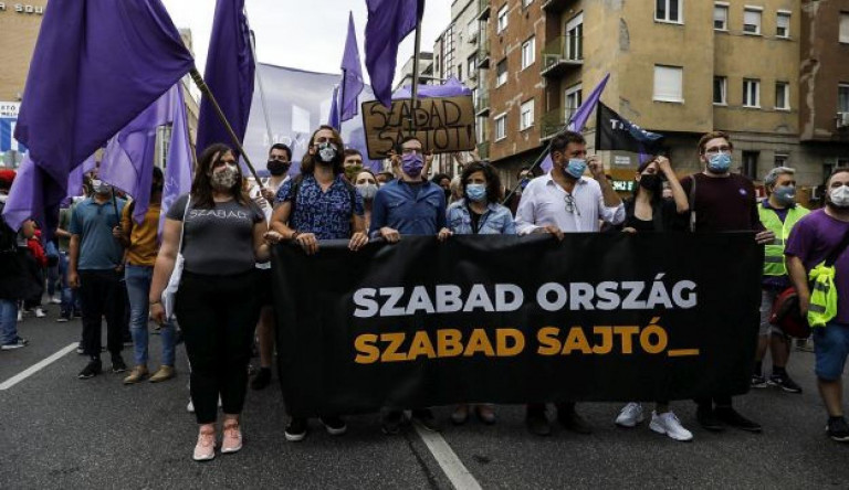 Az Indexért és a sajtószabadságért tüntetnek