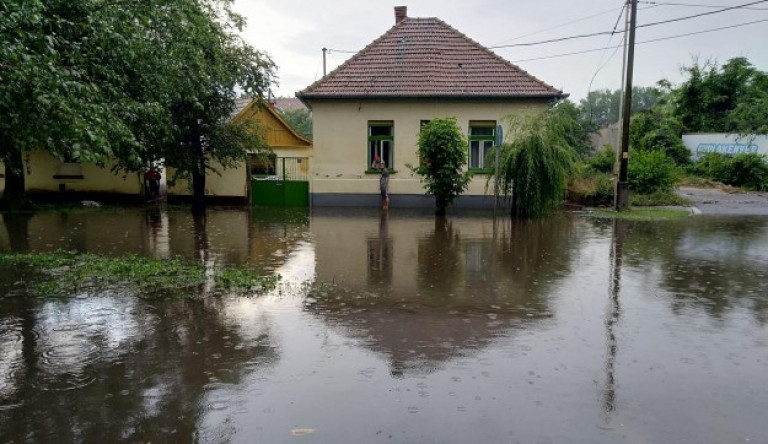 A szolnoki Meder utcát idén többször elöntötte a víz, a városvezetés évekig nem tett semmit