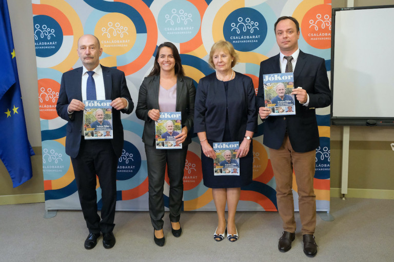 235 millióért küldték ki az állami propagandamagazint a nyugdíjasoknak