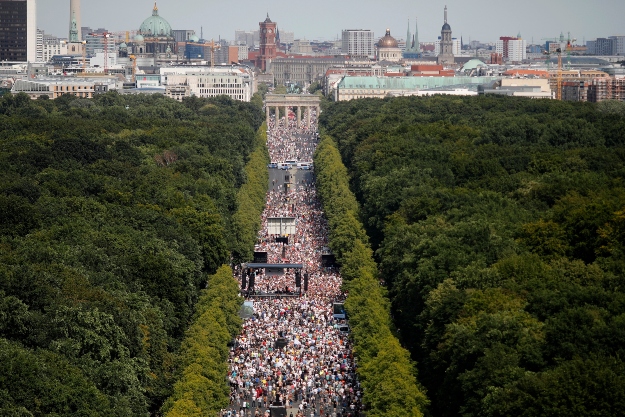 A koronavírus-járvány miatt bevezetett korlátozások ellen tüntetnek a Brandenburgi kapunál Berlinben 2020. augusztus 1-jén.