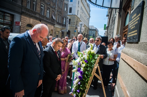 Szalay-Bobrovniczky Vince, a Miniszterelnökség civil és társadalmi kapcsolatokért felelős helyettes államtitkára (b) és Agócs János, az Országos Roma Önkormányz