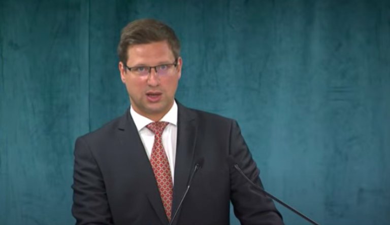 Gulyás: „Karácsonytól higgadtságot, Gyurcsánytól józanságot kérünk”