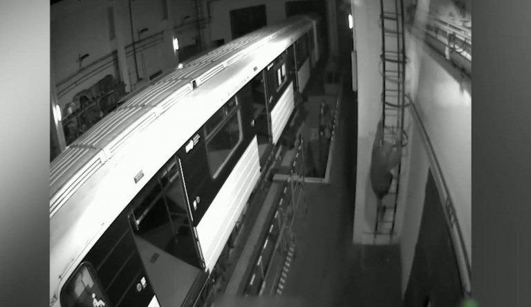 Lemásztak a tűzlétrán, hogy összefessenek két metrókocsit, a kamera felvette őket