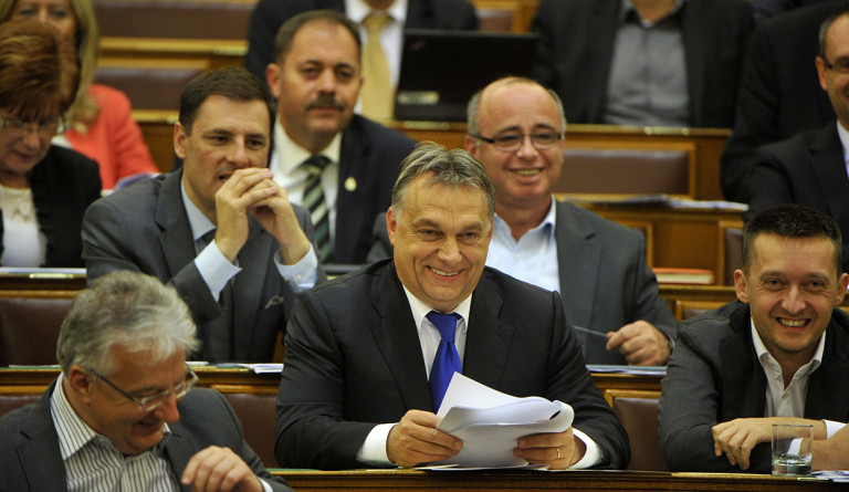 Béremelés mellett új autó is járt Orbán Viktor embereinek