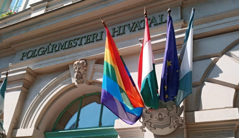 Futballszurkolók leszaggatták a szivárványos zászlót a ferencvárosi városházáról