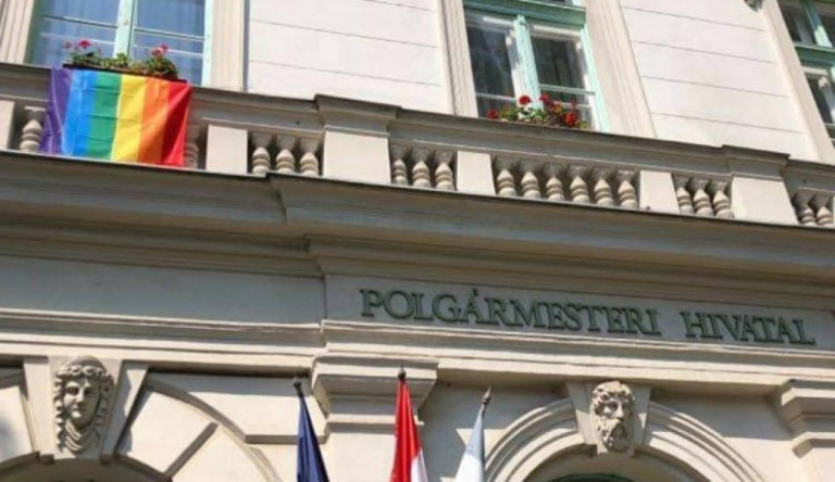 Máris elfogták a rendőrök a ferencvárosi önkormányzat szivárványos zászlóját letépő és elégető férfiak egyikét