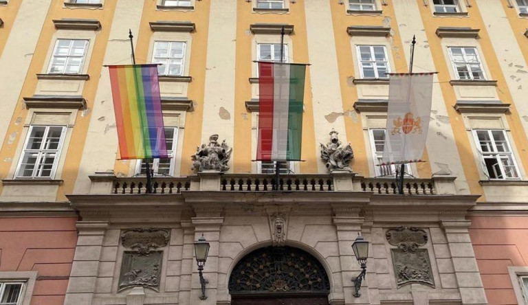 Novák Előd létrára mászva eltávolította a szivárványos zászlót a fővárosi városházáról, majd elszaladt vele a rendőrök elől