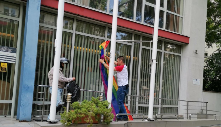 Novák Előd Újbudán is leszedte a szivárványos zászlót