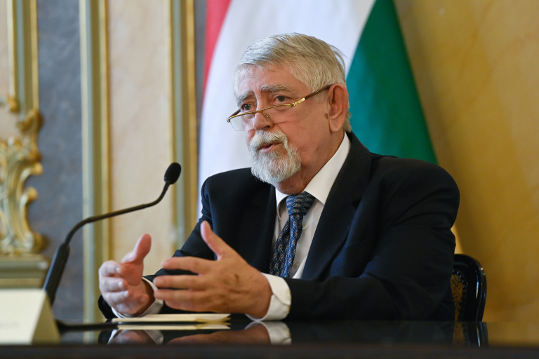 Hagyományos iskolakezdést, normál oktatást vár Kásler