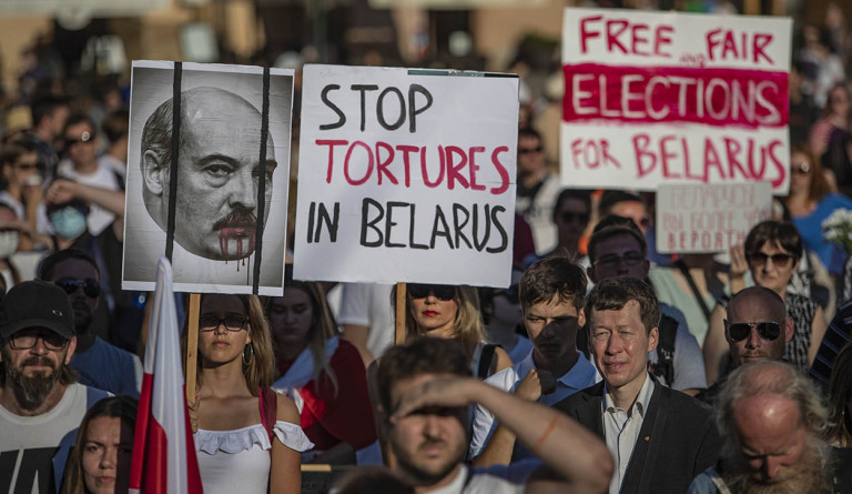 Lukasenka aláírta a tüntetőket több év börtönbüntetéssel fenyegető törvényt, az EU újabb szankciókat sürget
