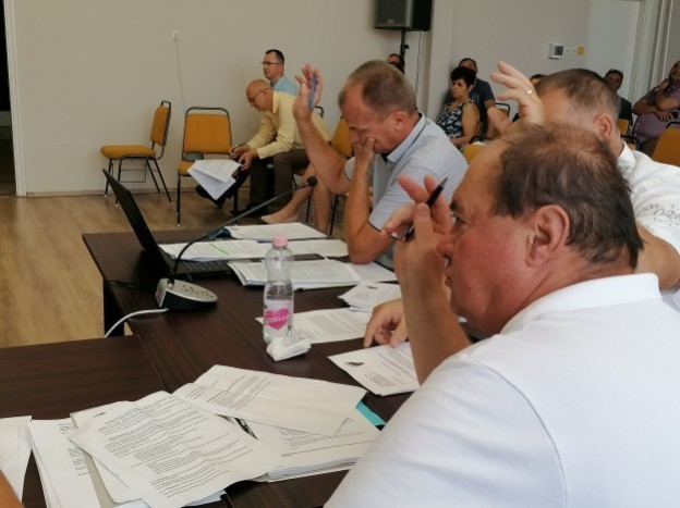 Varga Gábor (az előtérben) a viharos júliusi társulási ülésen