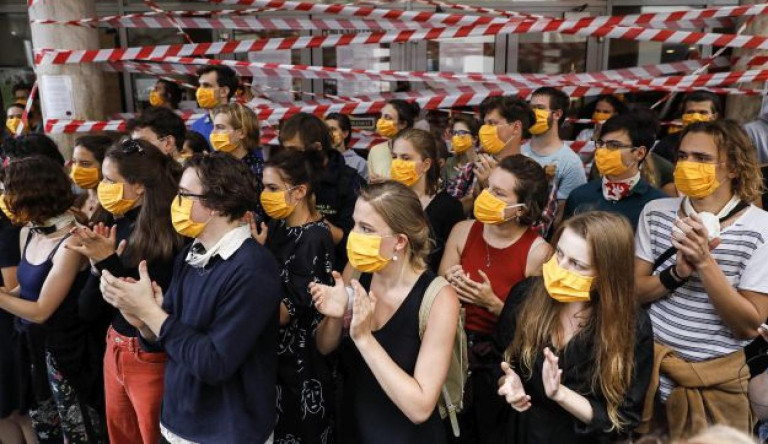 Azonnali jogvédelmet rendelt el a bíróság az SZFE-s diákoknak