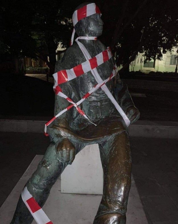 Katona József szobra és a piros-fehér csíkok