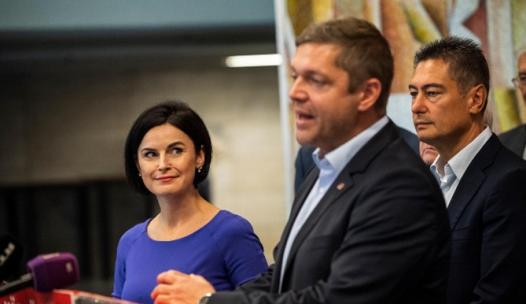 MSZP-kongresszus: nagy többséggel megszavazták a kihívó nélkül induló Tóth Bertalant és Kunhalmi Ágnest
