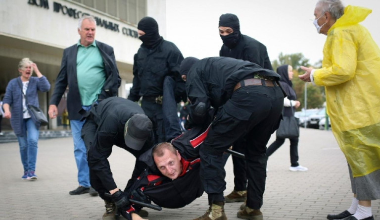 Könnygázt és fénygránátot is bevetnek a rendőrök a tüntetők ellen Minszkben