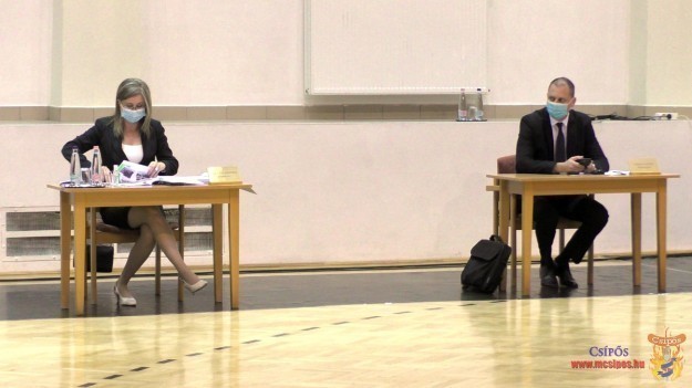 Szürreális ülés, balról Farkas Éva Erzsébet polgármester