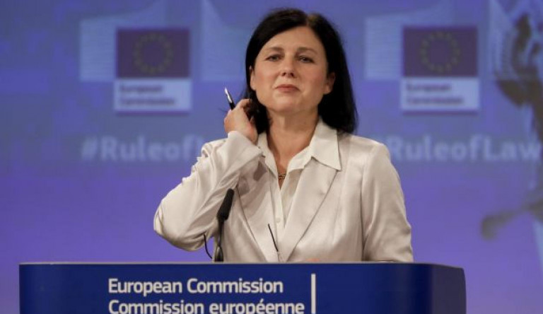 A magas rangú tisztségviselőket érintő korrupció kivizsgálását hiányolja Magyarországon az első EU-s jogállamisági jelentés