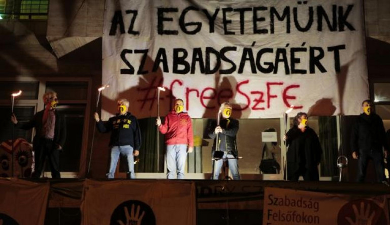 Elbúcsúztatták a diákok az SZFE leköszönő vezetőit