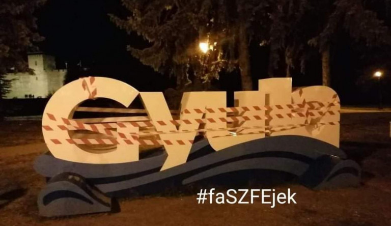 Így reagált a Fidesz-közeli csoport az SZFE-vel szimpatizáló akcióra: trágár kifejezés és leszaggatott szalagok