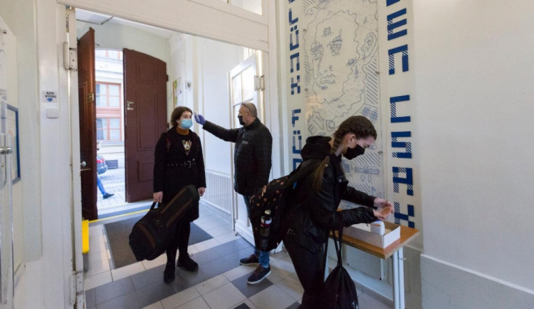 Iskolai lázmérés: mást mutatnak a tapasztalatok, mint amit az államtitkár állít