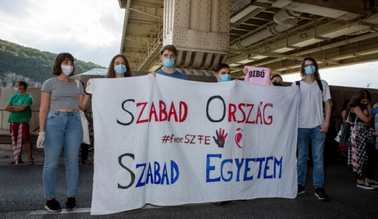 Az SZFE új vezetése béremelést kínál, ha a tanárok felhagynak a sztrájkkal