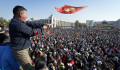Kirgizisztánban épp tömegek próbálják elüldözni Orbán szövetségesét