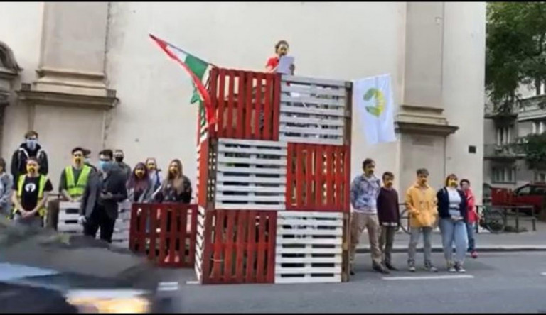 Jelképes várat építettek az SZFE-sek a minisztérium elé
